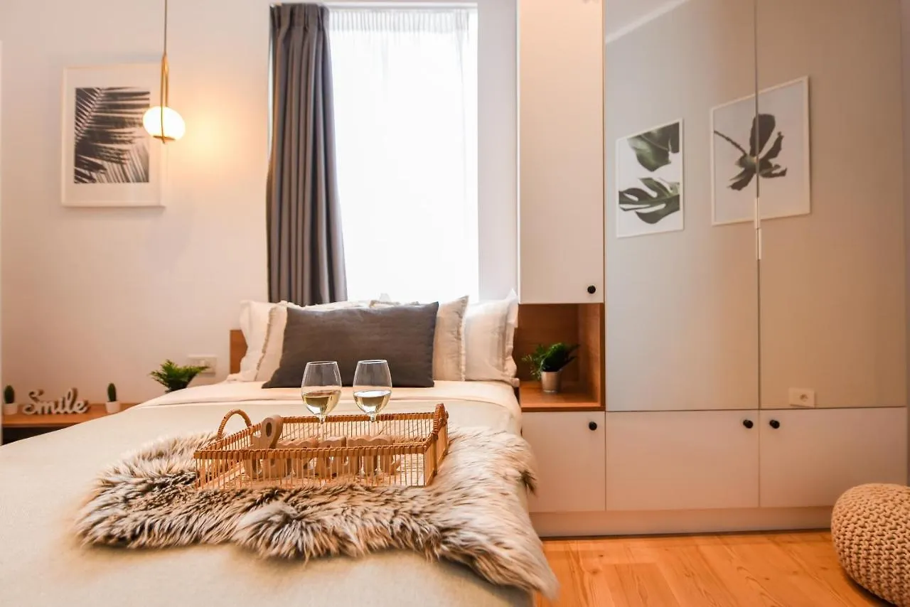 Central Apartments Near Cismigiu - Where Style Meets City Convenience ブカレスト